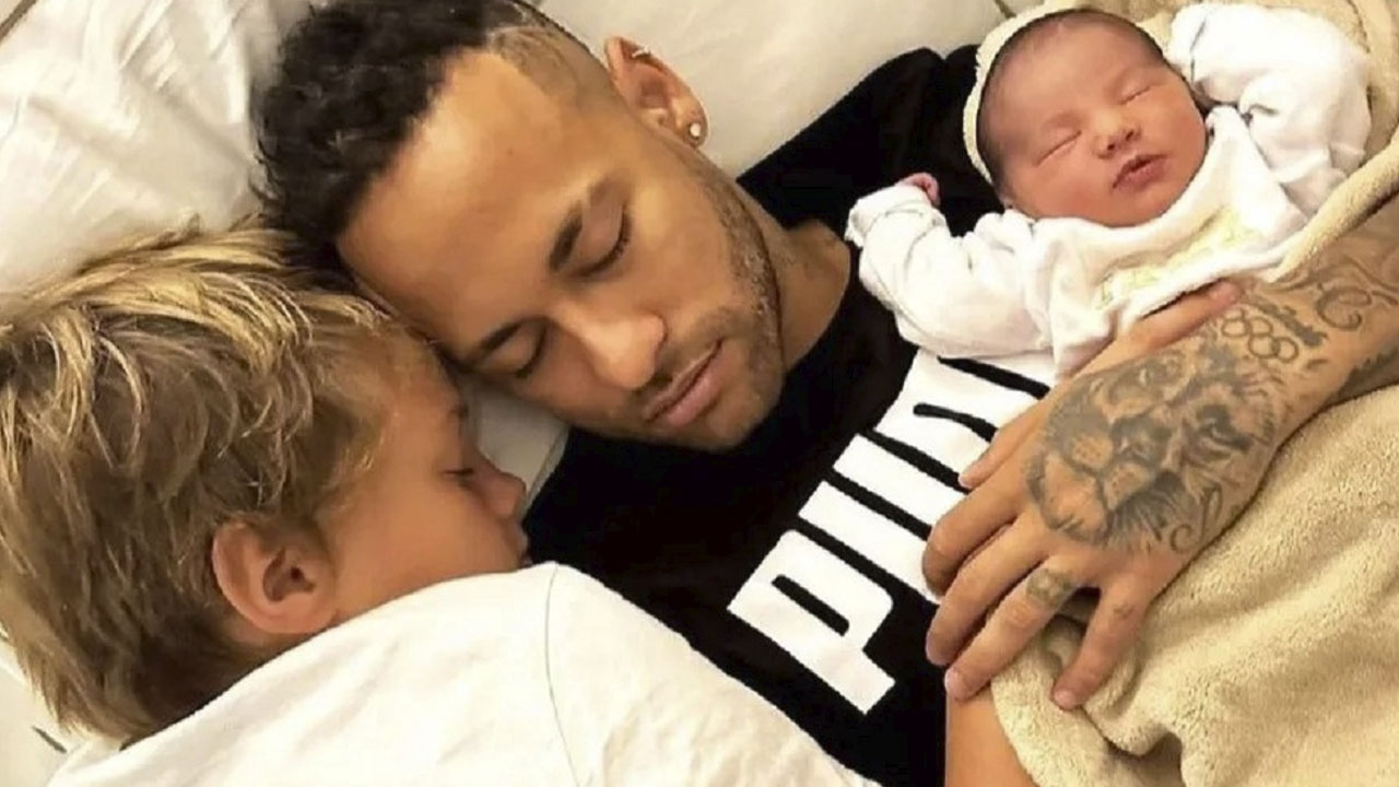 Neymar em registro com os filhos Davi Lucca e Mavie