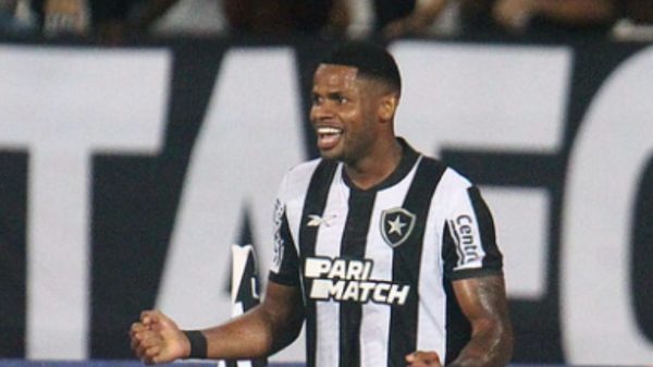 Júnior Santos comandou a vitória do Botafogo