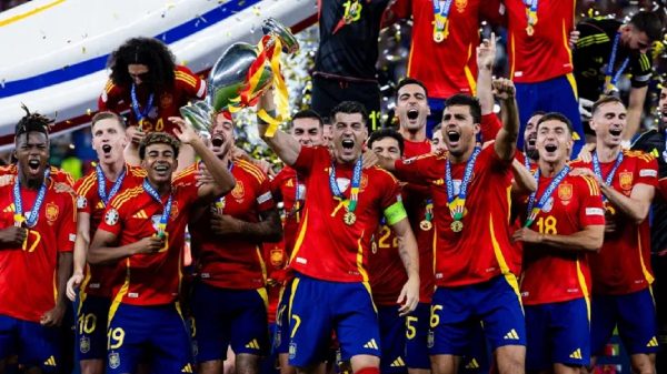 Seleção Espanhola levanta a taça da Eurocopa 2024 (Foto: Reprodução/Selección Española)