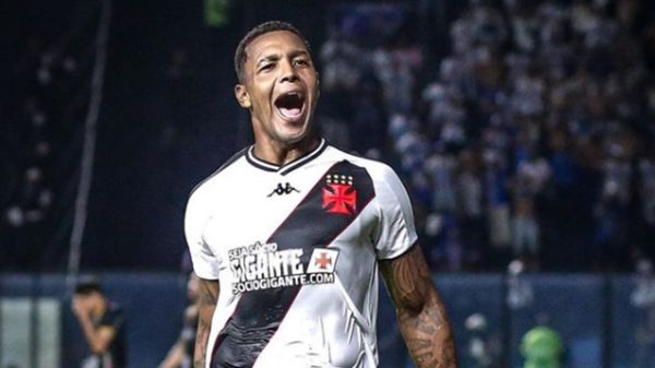 David Correa, atacante do Vasco, ficou fora de jogo por causa de uma celulite facial