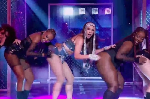 Alice Wegmann levou plateia do Domingão ao delírio incorporando Anitta e arrasando na coreografia