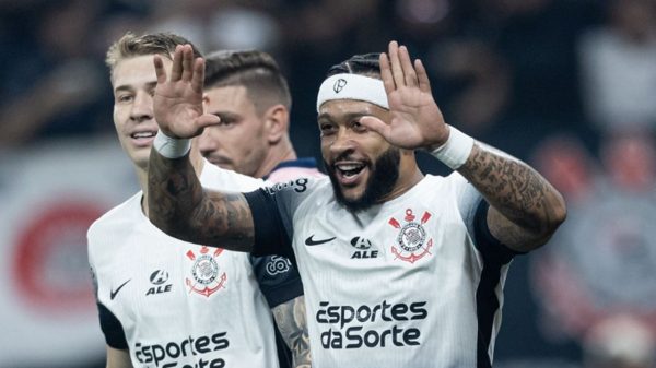 Corinthians dominou o Fortaleza em casa em dia de vitória e assitência de Memphis Depay