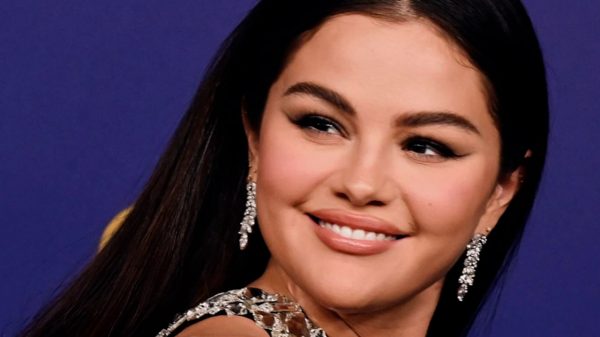 Selena Gomez brilhou com look luxo e muita beleza na noite da maior premiação da TV mundial