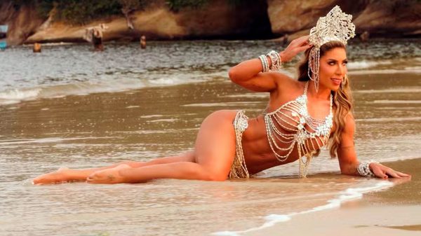 Tati Minerato vai exibir seu corpo escultural como Rainha de Bateria da Estácio de Sá no carnaval 2025