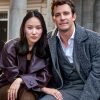 Yerin Ha e Luke Thompson, intépretes de Benedict e Sophie, casal que vai abalar estruturas em "Bridgerton"