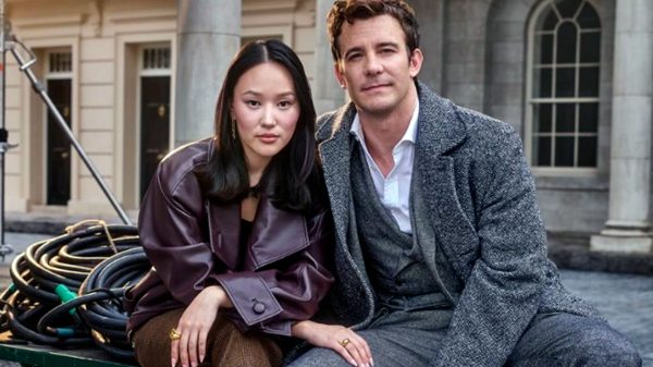 Yerin Ha e Luke Thompson, intépretes de Benedict e Sophie, casal que vai abalar estruturas em "Bridgerton"