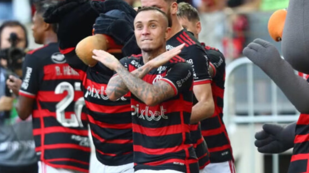 Everton Cebolinha lesionou o tendão de aquiles e está em recuperação no Flamengo