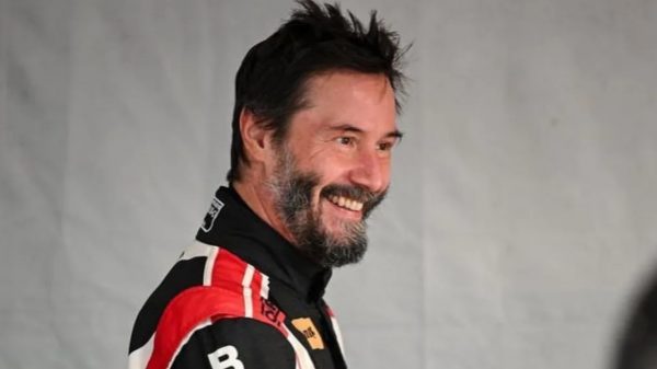 O astro Keanu Reeves fez sua estreia profissional no automobilismo no circuito de Indianápolis